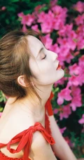丸子头网红女生甜仇肩带红衣花丛中唯美摄影写真图片