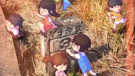 一群在国道草丛旁边的可爱儿童桌面壁纸图片