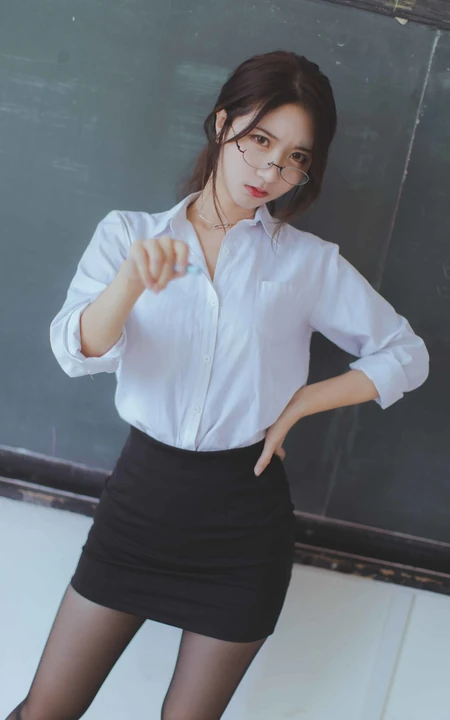 网红女生黑川气质深袜短裙在教室里cos气质眼镜女老师写真图集