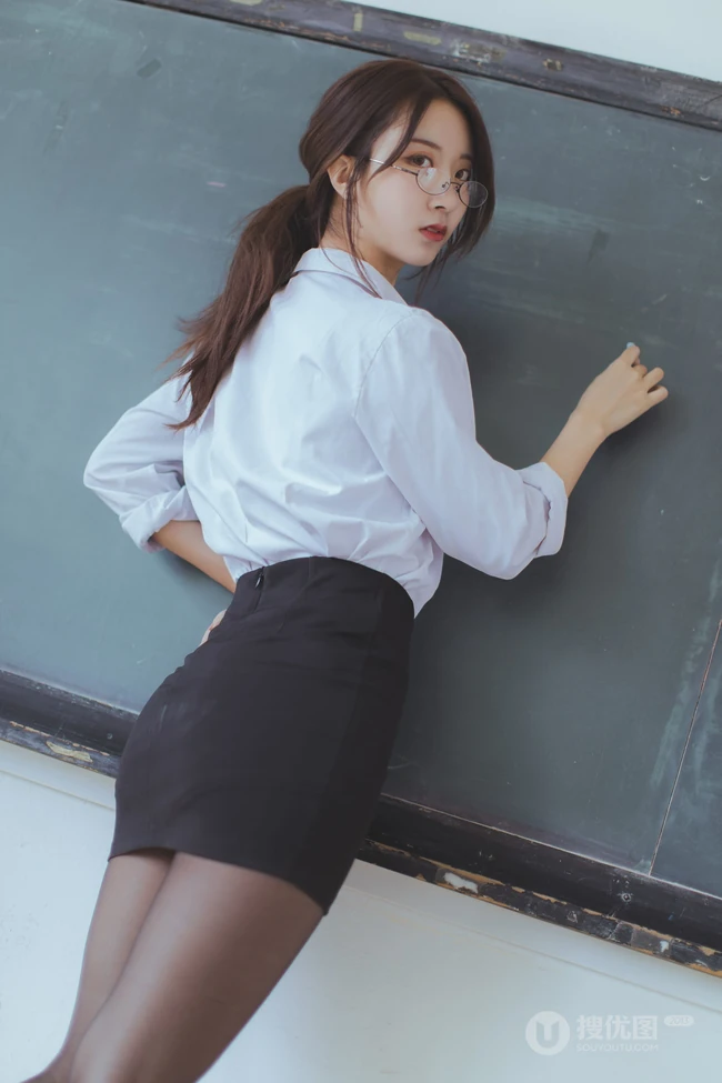 网红女生黑川气质深袜短裙在教室里cos气质眼镜女老师写真图集