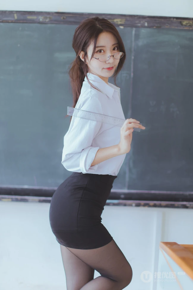 网红女生黑川气质深袜短裙在教室里cos气质眼镜女老师写真图集