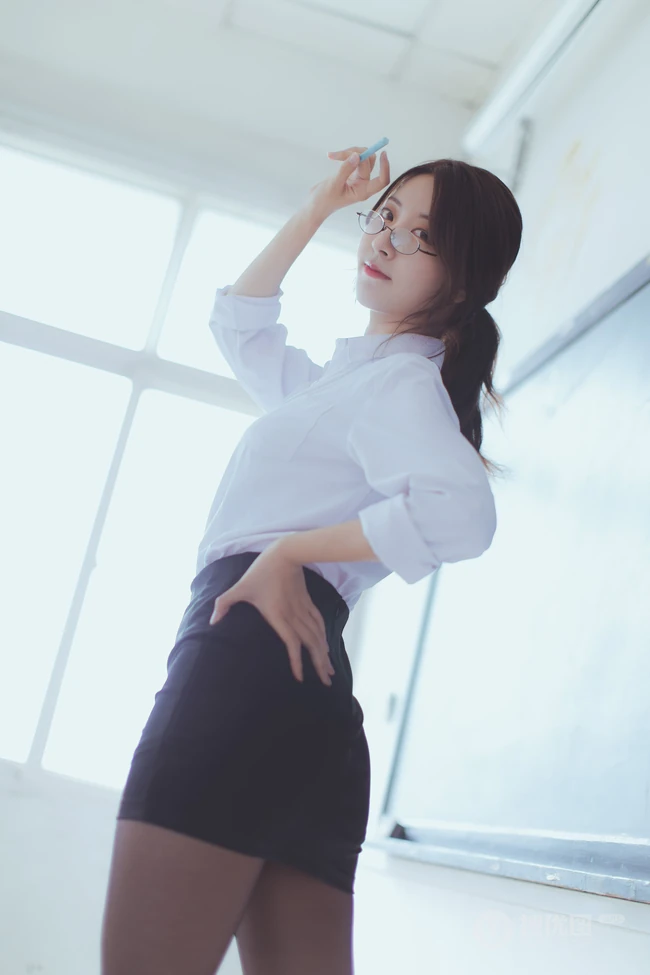 网红女生黑川气质深袜短裙在教室里cos气质眼镜女老师写真图集