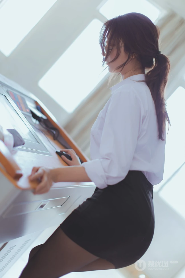 网红女生黑川气质深袜短裙在教室里cos气质眼镜女老师写真图集