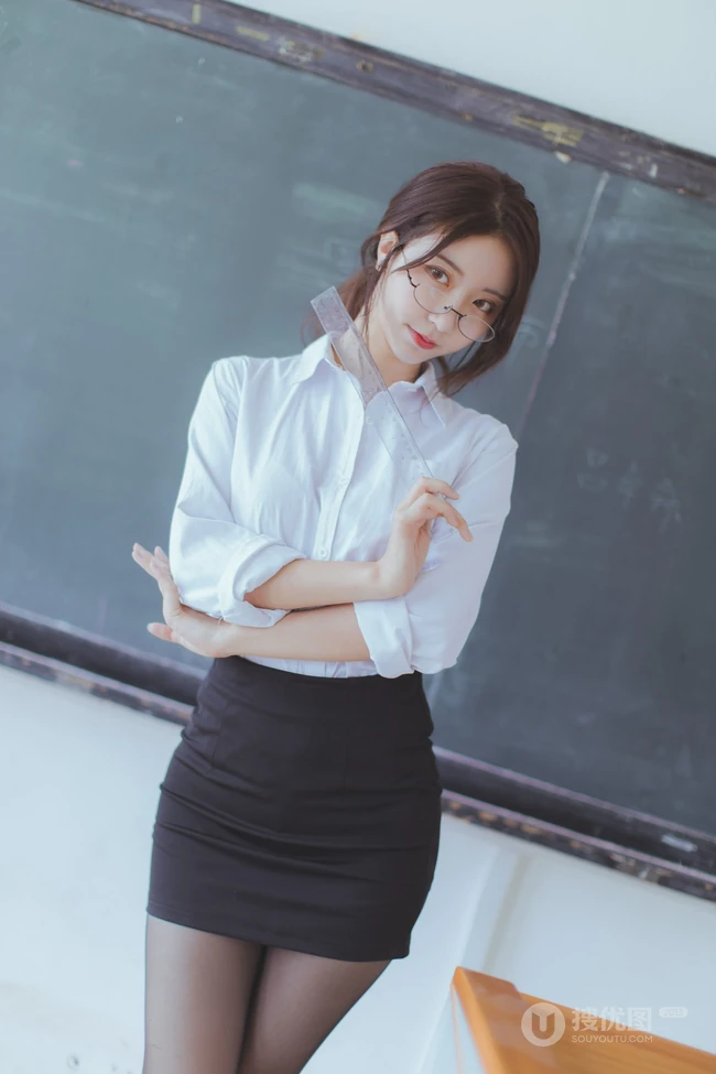 网红女生黑川气质深袜短裙在教室里cos气质眼镜女老师写真图集
