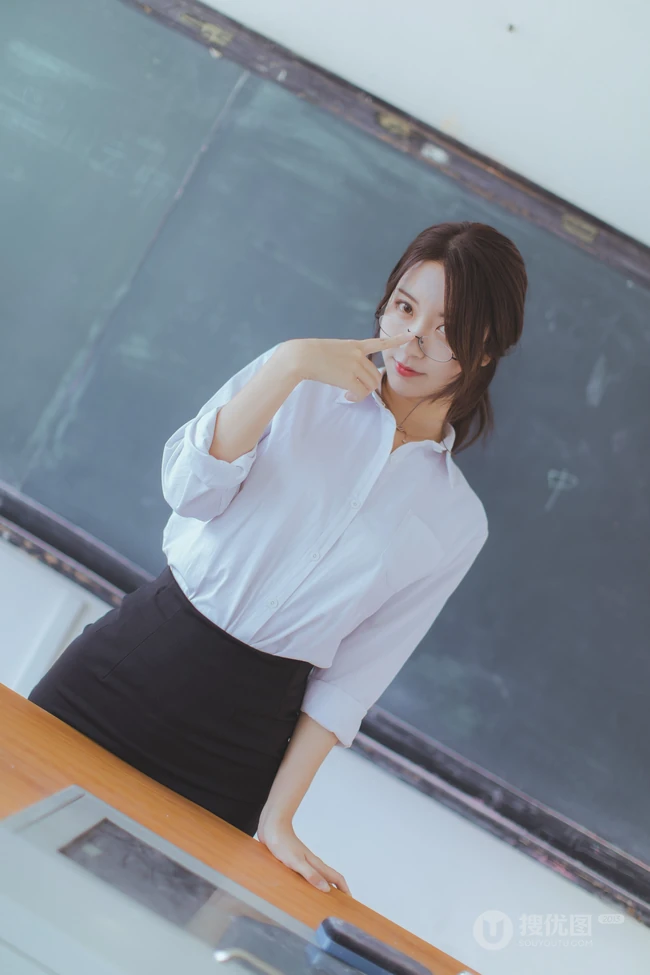 网红女生黑川气质深袜短裙在教室里cos气质眼镜女老师写真图集