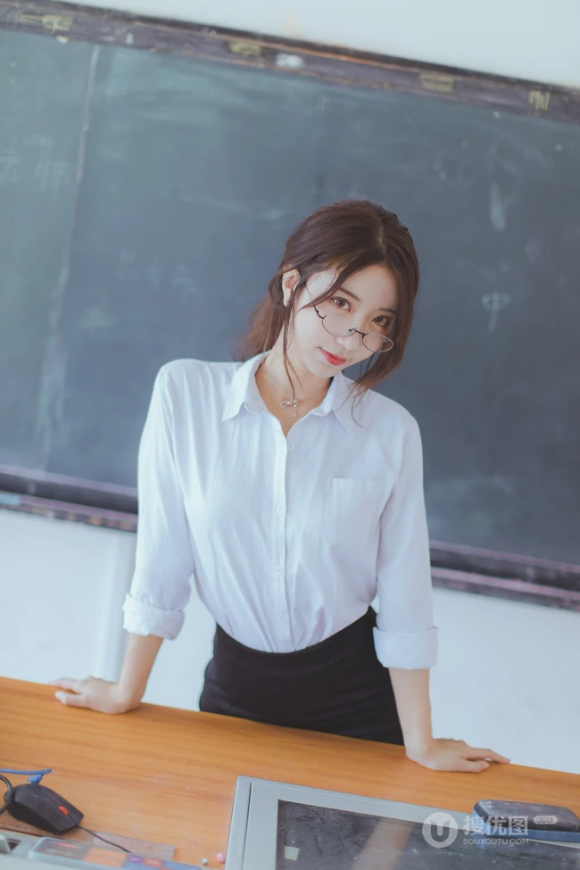 网红女生黑川气质深袜短裙在教室里cos气质眼镜女老师写真图集