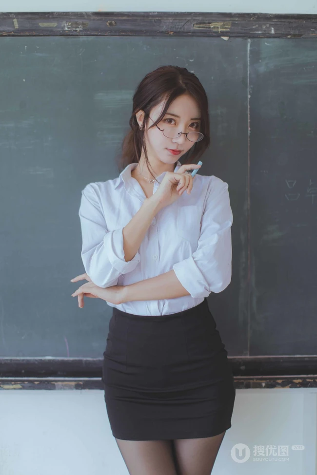网红女生黑川气质深袜短裙在教室里cos气质眼镜女老师写真图集