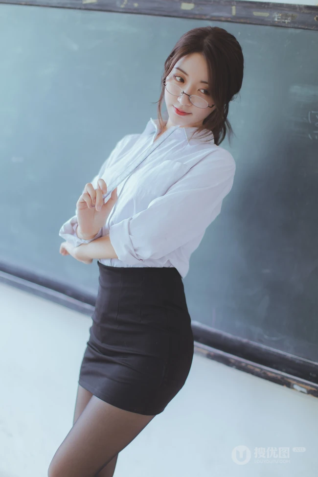 网红女生黑川气质深袜短裙在教室里cos气质眼镜女老师写真图集