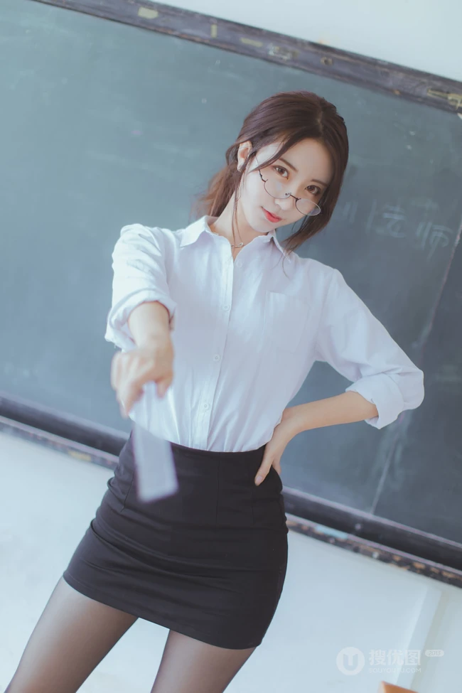 网红女生黑川气质深袜短裙在教室里cos气质眼镜女老师写真图集