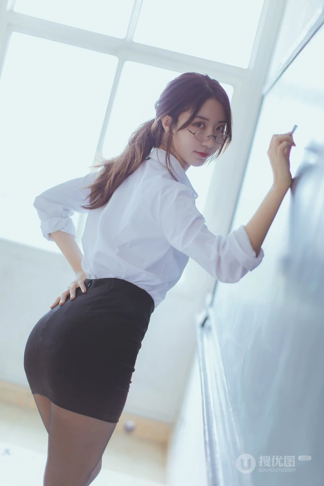 网红女生黑川气质深袜短裙在教室里cos气质眼镜女老师写真图集