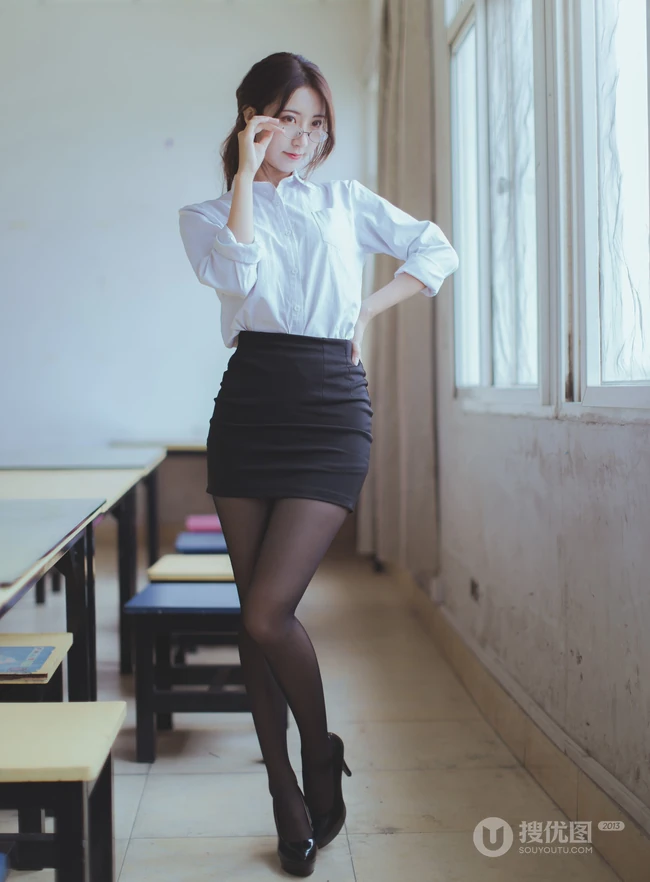 网红女生黑川气质深袜短裙在教室里cos气质眼镜女老师写真图集