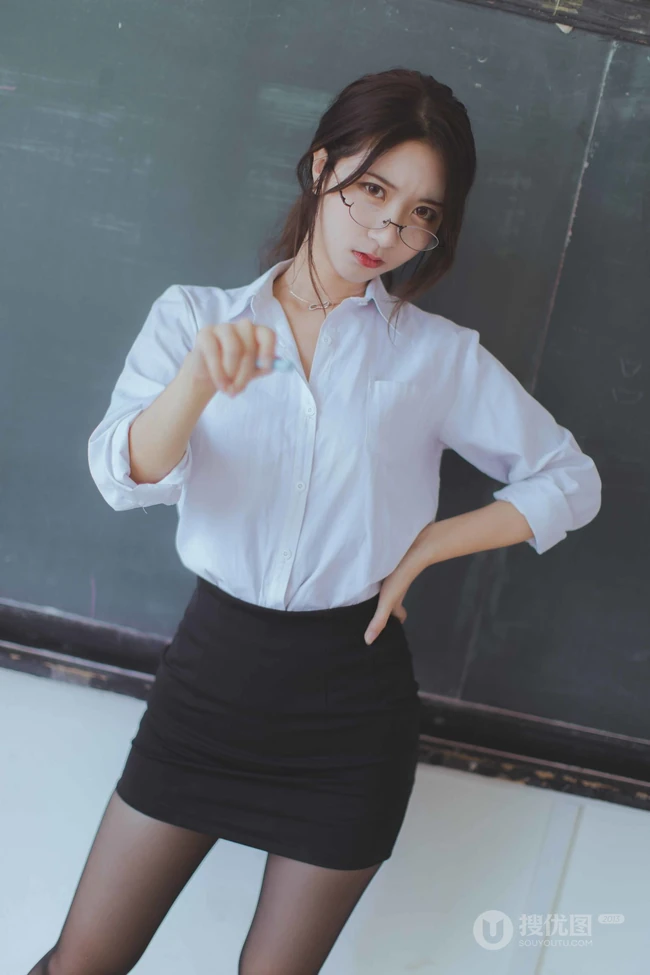 网红女生黑川气质深袜短裙在教室里cos气质眼镜女老师写真图集
