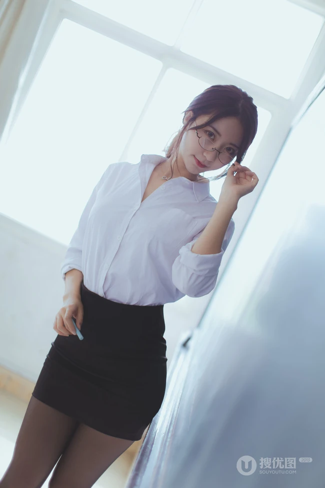 网红女生黑川气质深袜短裙在教室里cos气质眼镜女老师写真图集