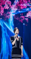 袁姗姗黑衣短裙优雅动人舞台照图片