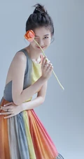 张雪迎化身郁金香女孩，多彩长裙清新灵动，光彩照人