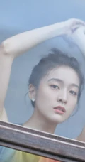 张雪迎化身郁金香女孩，多彩长裙清新灵动，光彩照人