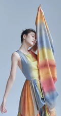 张雪迎化身郁金香女孩，多彩长裙清新灵动，光彩照人