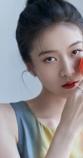 张雪迎化身郁金香女孩，多彩长裙清新灵动，光彩照人