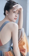 张雪迎化身郁金香女孩，多彩长裙清新灵动，光彩照人