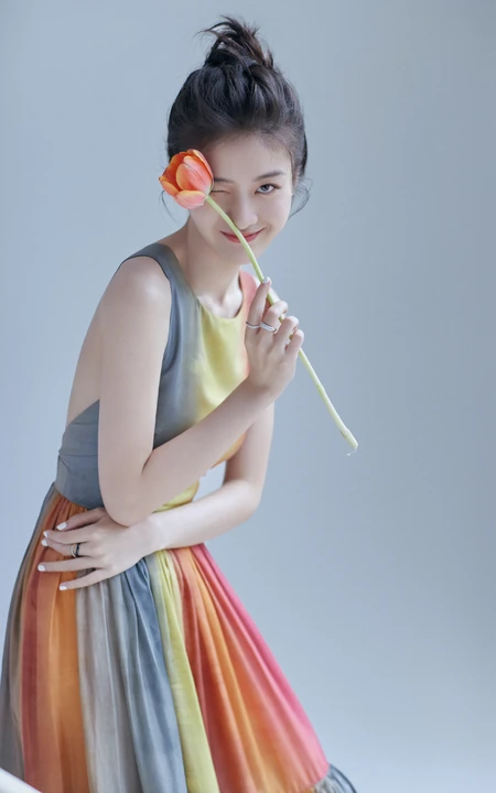 张雪迎化身郁金香女孩，多彩长裙清新灵动，光彩照人