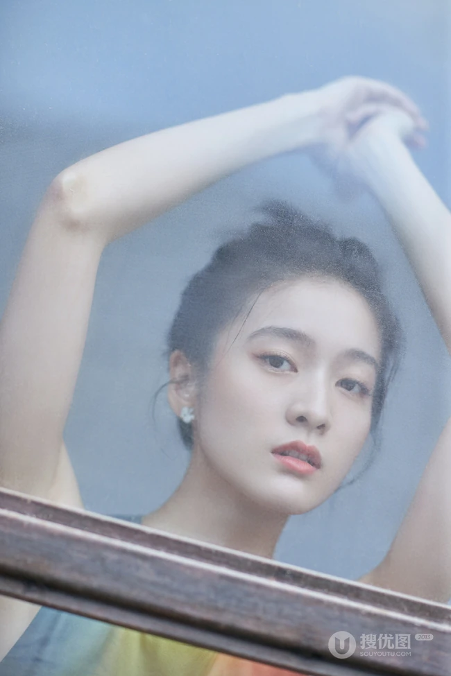 张雪迎化身郁金香女孩，多彩长裙清新灵动，光彩照人