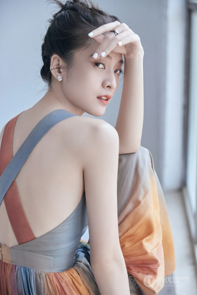 张雪迎化身郁金香女孩，多彩长裙清新灵动，光彩照人