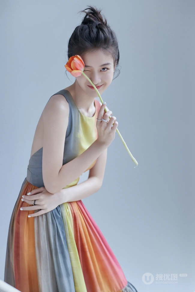 张雪迎化身郁金香女孩，多彩长裙清新灵动，光彩照人