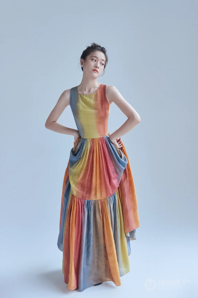 张雪迎化身郁金香女孩，多彩长裙清新灵动，光彩照人