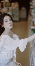 陈瑶微博晒清新甜美逛商场写真，白衣着身宛如小仙女