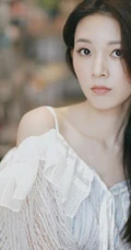 陈瑶微博晒清新甜美逛商场写真，白衣着身宛如小仙女