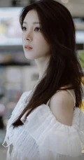 陈瑶微博晒清新甜美逛商场写真，白衣着身宛如小仙女