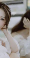 陈瑶微博晒清新甜美逛商场写真，白衣着身宛如小仙女