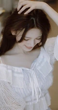 陈瑶微博晒清新甜美逛商场写真，白衣着身宛如小仙女