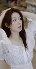 陈瑶微博晒清新甜美逛商场写真，白衣着身宛如小仙女