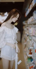 陈瑶微博晒清新甜美逛商场写真，白衣着身宛如小仙女