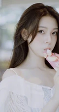 陈瑶微博晒清新甜美逛商场写真，白衣着身宛如小仙女