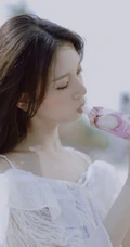陈瑶微博晒清新甜美逛商场写真，白衣着身宛如小仙女