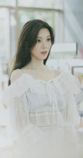 陈瑶微博晒清新甜美逛商场写真，白衣着身宛如小仙女