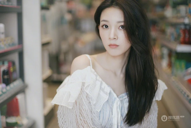 陈瑶微博晒清新甜美逛商场写真，白衣着身宛如小仙女