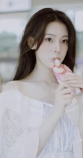 陈瑶微博晒清新甜美逛商场写真，白衣着身宛如小仙女