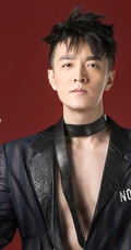 初俊辰霸气简约西装写真展匀称身形腹肌图片