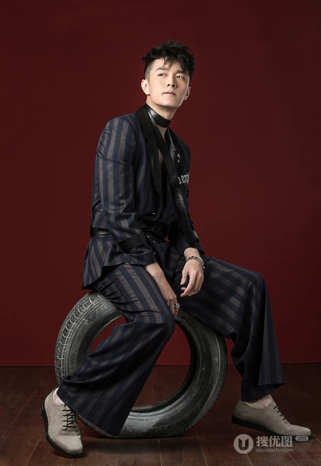 初俊辰霸气简约西装写真展匀称身形腹肌图片