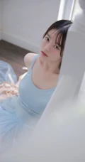 湿发女生轻纱纱裙楼梯间气质私密写真图集