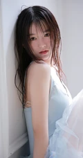 湿发女生轻纱纱裙楼梯间气质私密写真图集