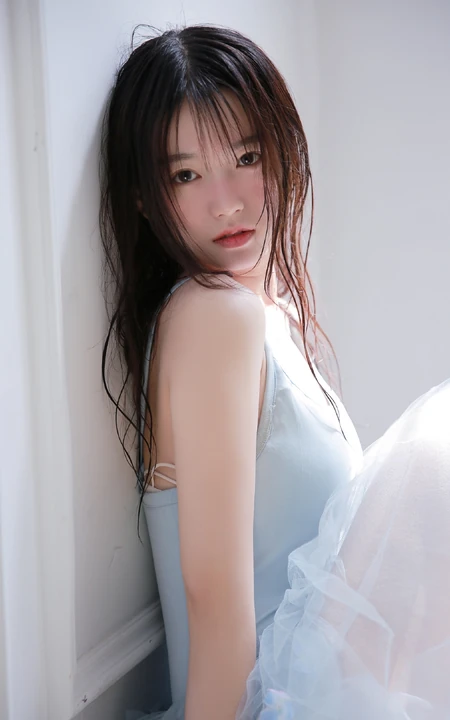 湿发女生轻纱纱裙楼梯间气质私密写真图集