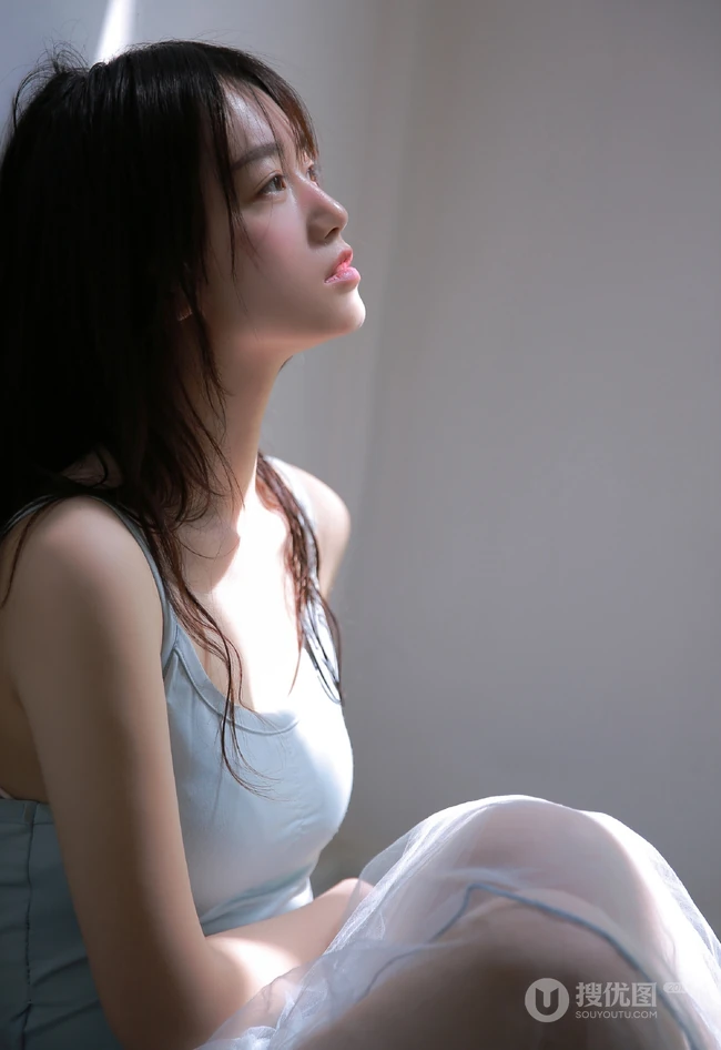 湿发女生轻纱纱裙楼梯间气质私密写真图集