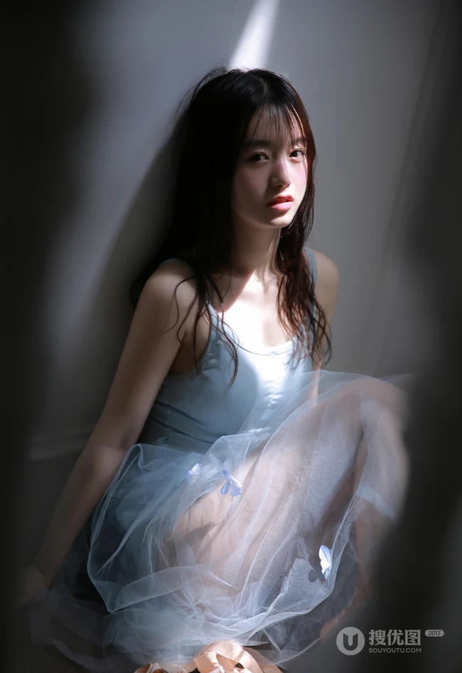 湿发女生轻纱纱裙楼梯间气质私密写真图集