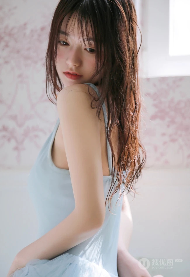 湿发女生轻纱纱裙楼梯间气质私密写真图集