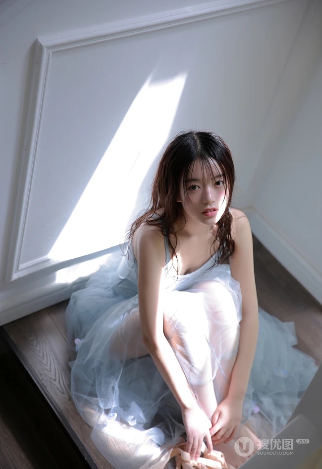 湿发女生轻纱纱裙楼梯间气质私密写真图集