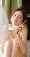 甜美爱笑的女孩，丸子头少女清凉背心短裤夏日室内写真图集